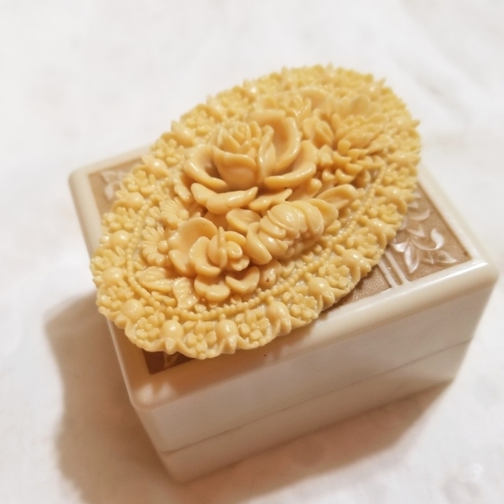 Antique LARGE Cvd Celluloid Floral Brooch - Picture 4 of 8